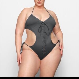 SKIMS lace up monokini one piece swimsuit gunmetal 4X NWT!